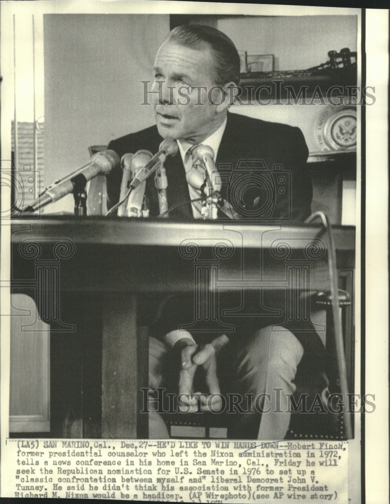 1974 Press Photo Robert Finch shown at news conference in his San Marino home