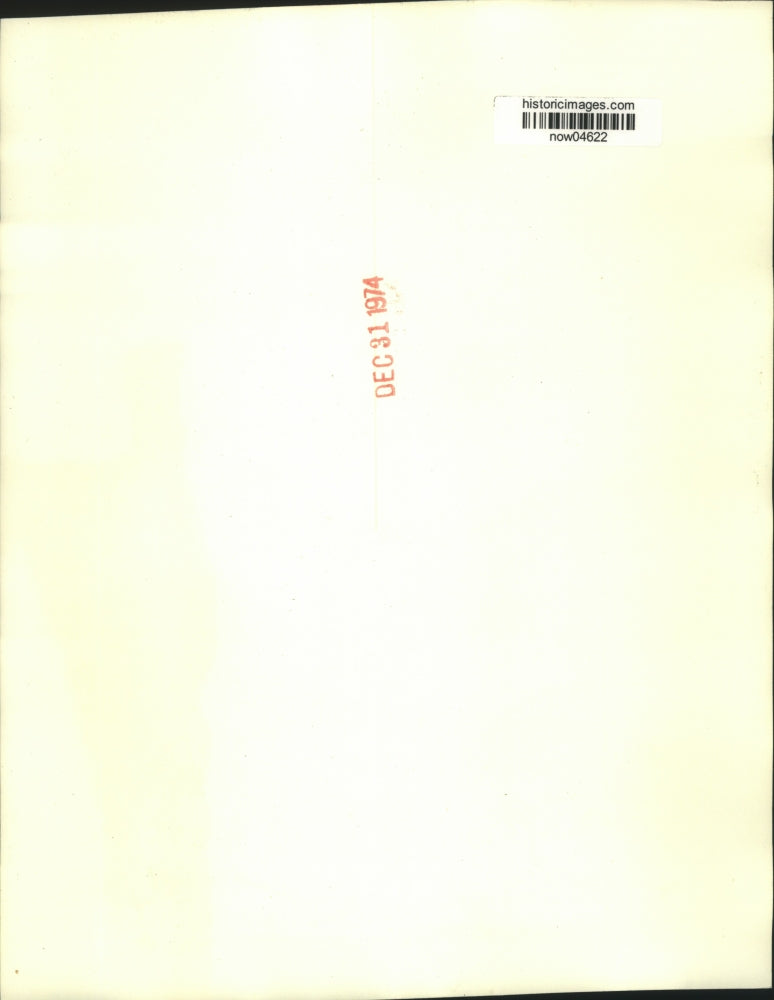 1974 Press Photo Robert Finch shown at news conference in his San Marino home