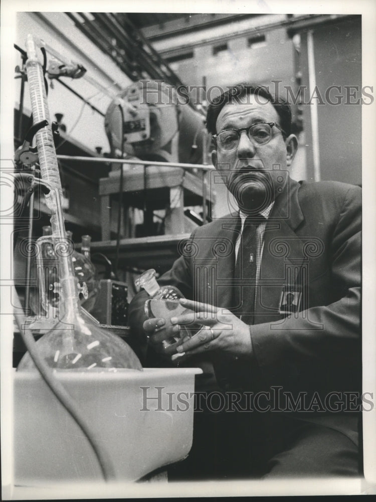 1961 Press Photo Space Researcher, Jack Konikoff at space lab in Valley Forge