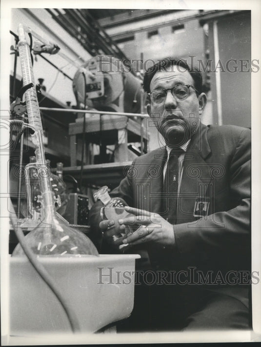 1961 Press Photo Space Researcher, Jack Konikoff at space lab in Valley Forge