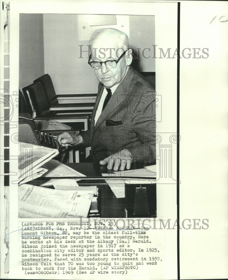 Load image into Gallery viewer, 1969 Press Photo Dan Lamont Gibson, 82, oldest full-time newspaper reporter
