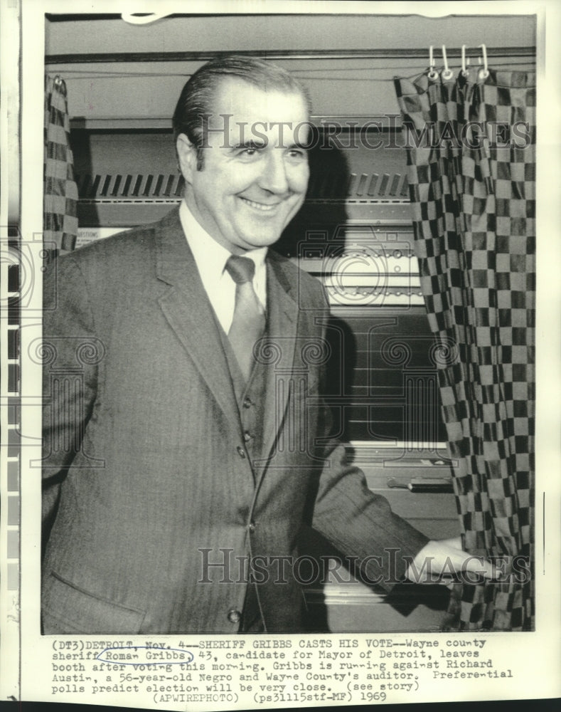 Load image into Gallery viewer, 1969 Press Photo Wayne County Sheriff Roman Gribbs cast ballot for mayor
