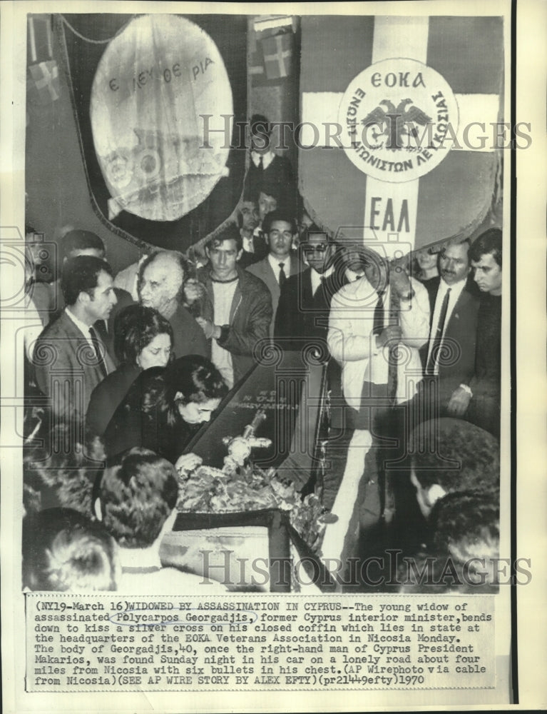 1970 Press Photo Polycarpos Georgadis&#39; widow bends down to kiss silver cross
