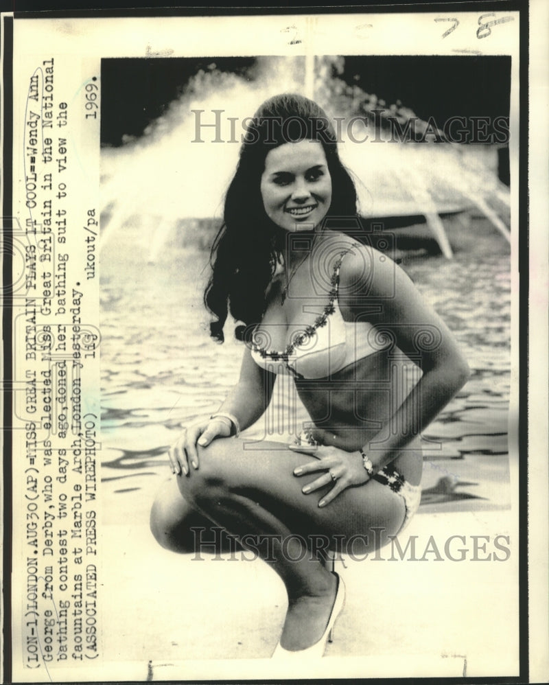 Load image into Gallery viewer, 1969 Press Photo Miss Great Britain Wendy Ann George at Marble Arch, London
