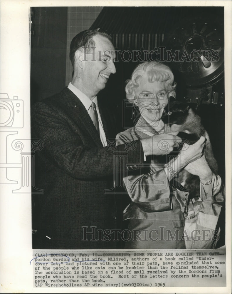 Load image into Gallery viewer, 1965 Press Photo Gordon &amp; Mildred Gordon authors, with one of their pets
