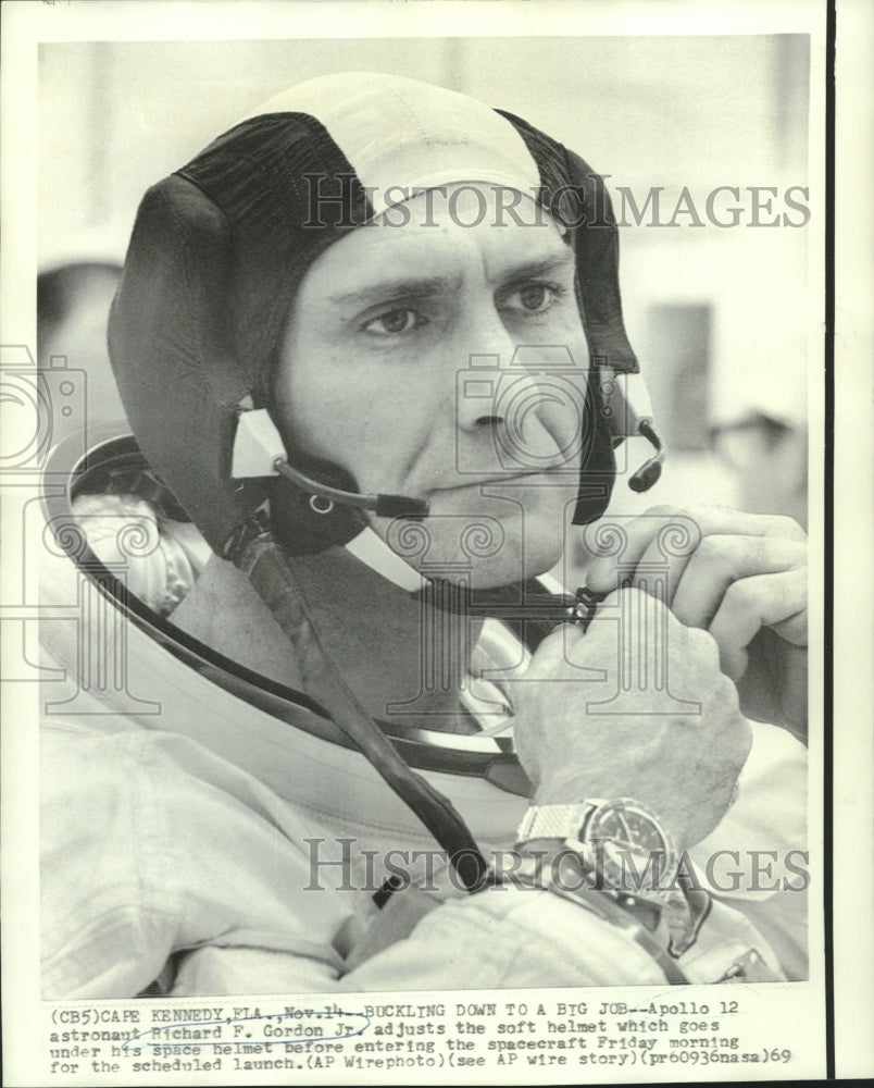 1969 Press Photo Entering spacecraft astronaut Richard Gordon adjusts helmet