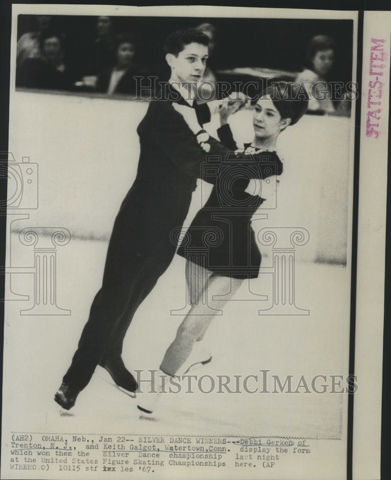 Load image into Gallery viewer, 1967 Press Photo Silver dance winners, Debbi Gerken and Keith Galgot - now04822
