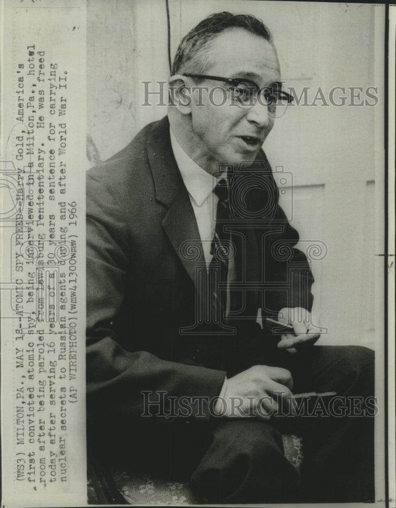 1966 Press Photo America&#39;s first convicted atomic spy Harry Gold interviewed