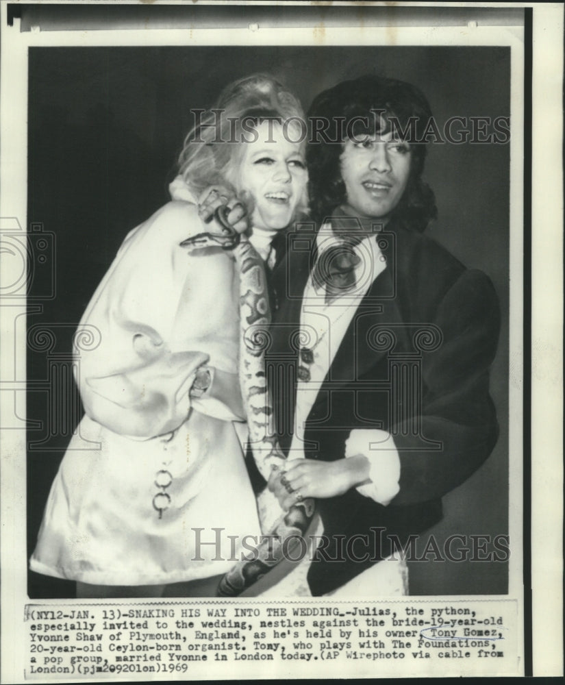 1969 Press Photo Yvonne Shaw and Tony Gomez with wedding guest python, Julias