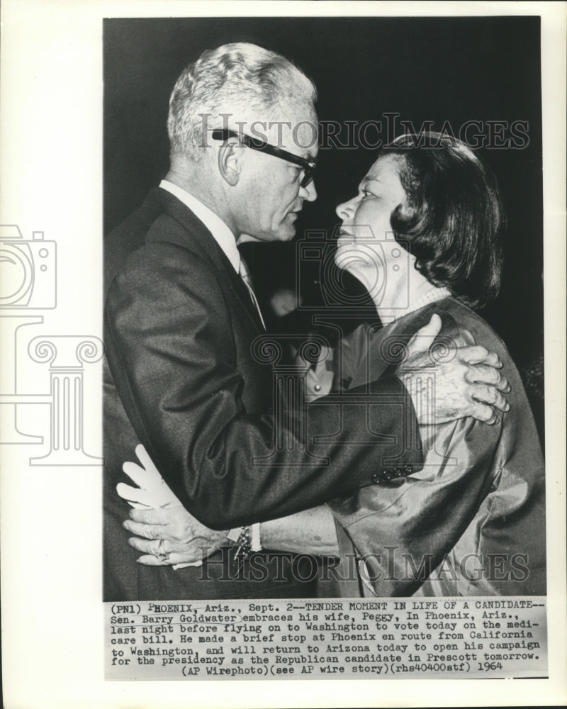 1964 Press Photo Senator Barry Goldwater embraces wife, Peggy, in Arizona