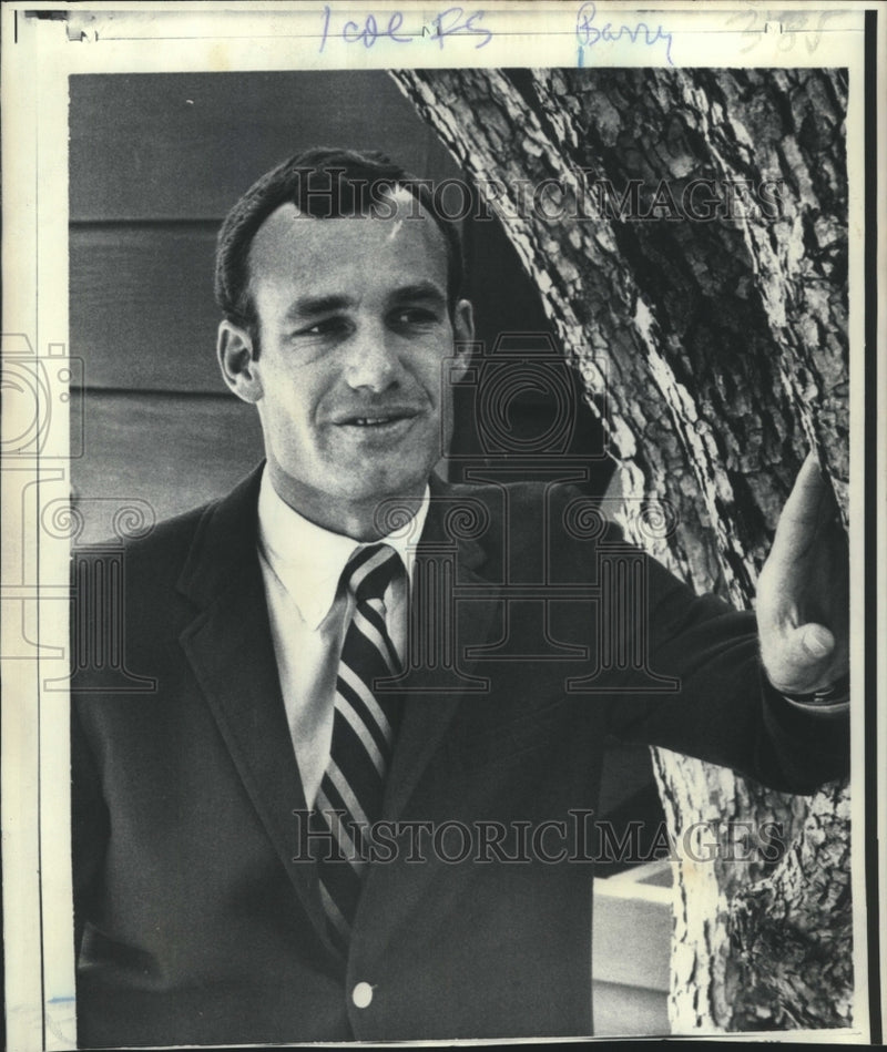 Load image into Gallery viewer, 1969 Press Photo Barry Goldwater, Jr. speaks with newsmen in Los Angeles
