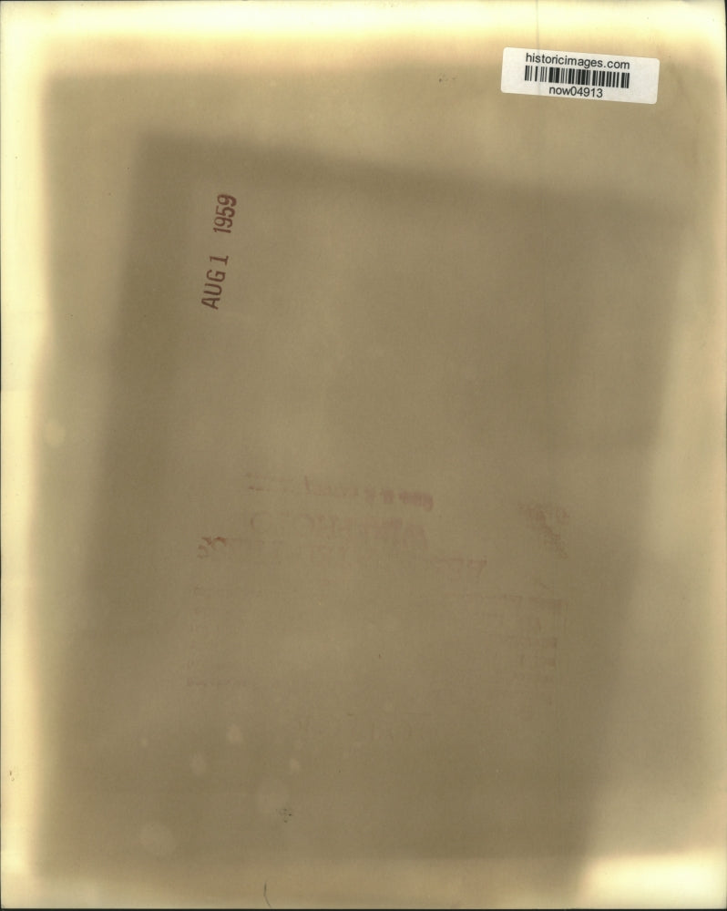 1959 Press Photo Hawaii's Hiram Long receives victory kiss from daughter Merle