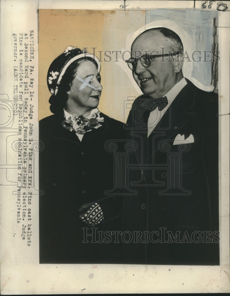Load image into Gallery viewer, 1950 Press Photo Judge &amp; Mrs. John Fine cast ballots in PA governor primary
