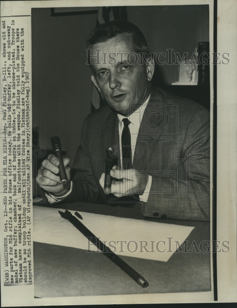 1967 Press Photo Rep. Paul Findley shows old and new parts for M16 rifle