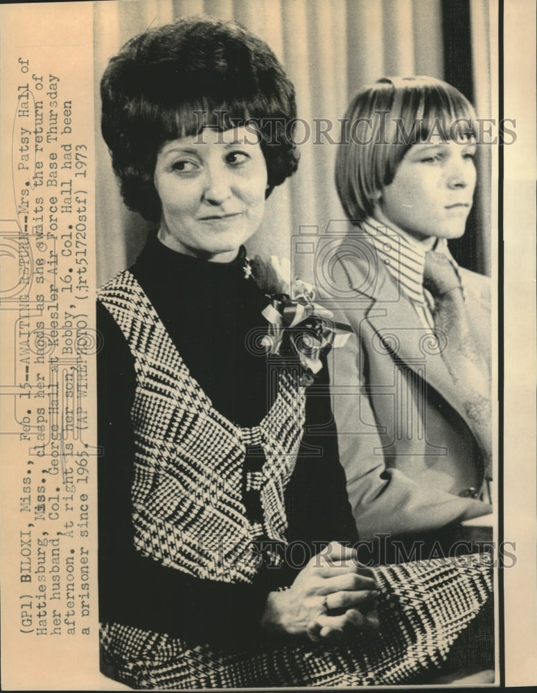Load image into Gallery viewer, 1973 Press Photo Mrs. Patsy Hall &amp; son Bobby wait for return of POW Col. Hall
