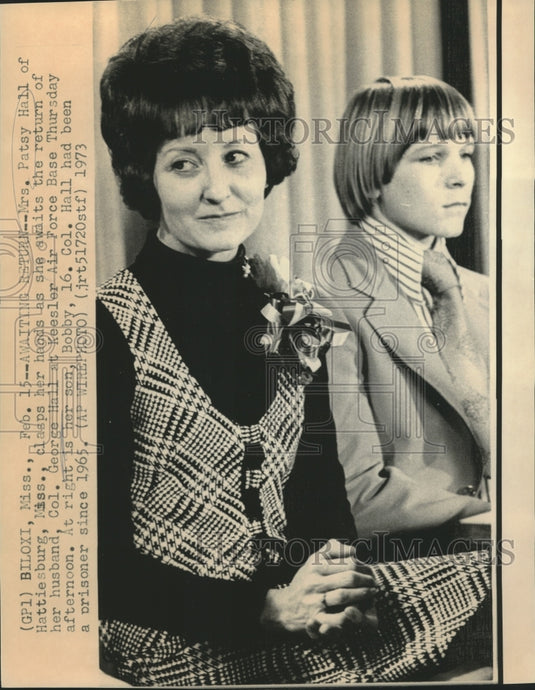 1973 Press Photo Mrs. Patsy Hall & son Bobby wait for return of POW Col. Hall