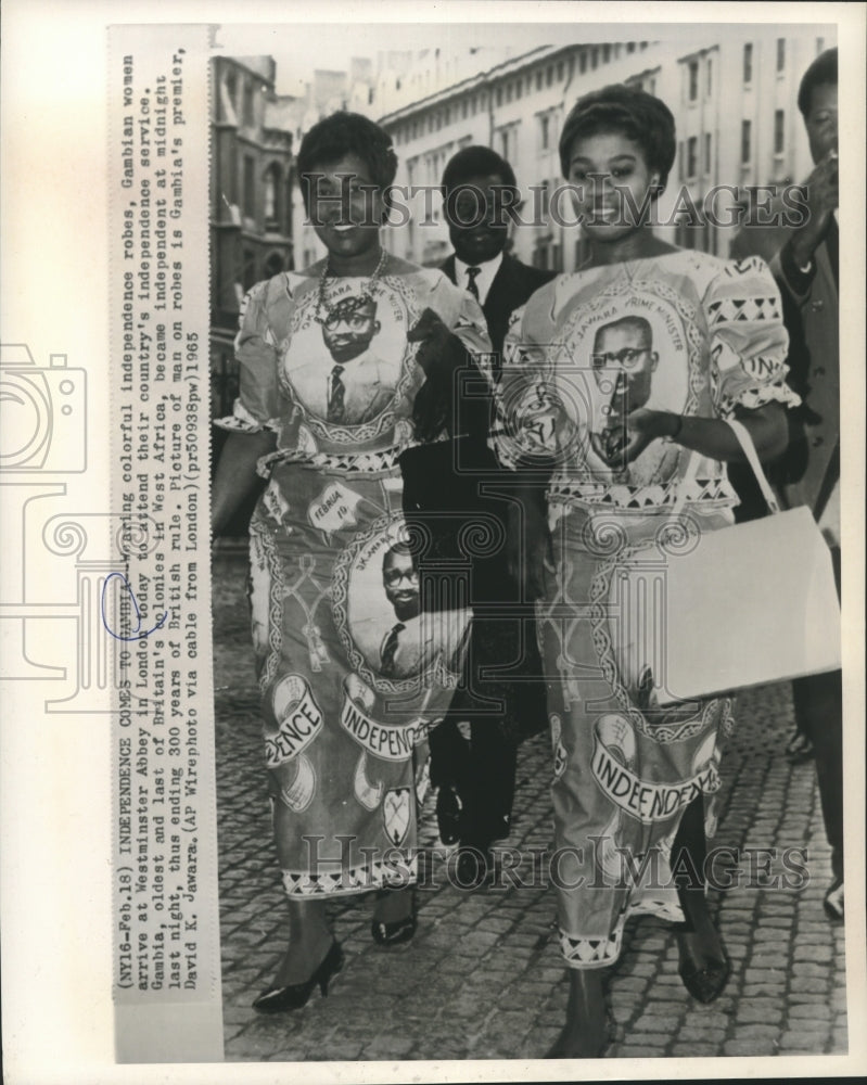 Load image into Gallery viewer, 1965 Press Photo Gambian women in independence robes arrive at Westminster Abbey
