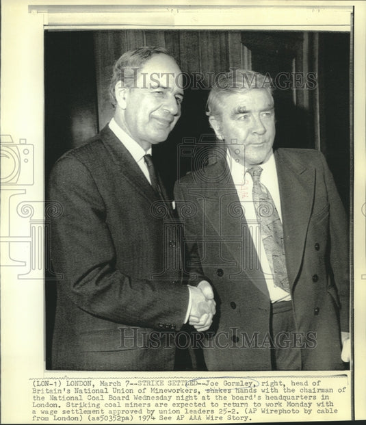 1974 Press Photo Joe Gormley or Mine Workers Union & Coal Board official shake