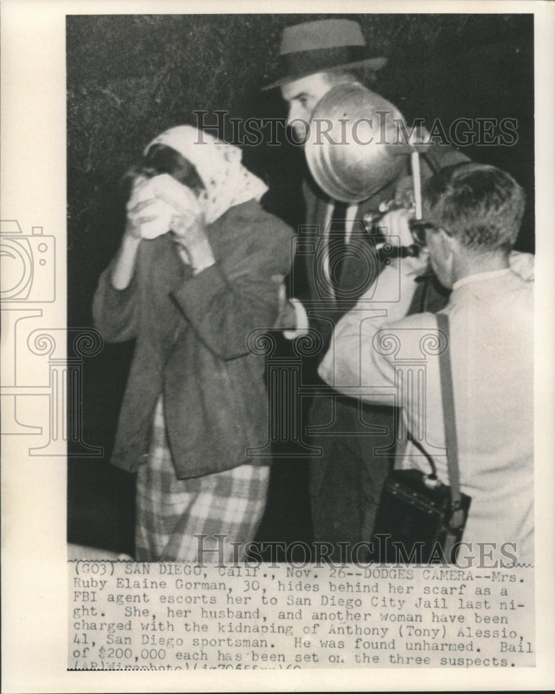 1960 Press Photo Ruby Gorman hides face as FBI escort her to San Diego jail