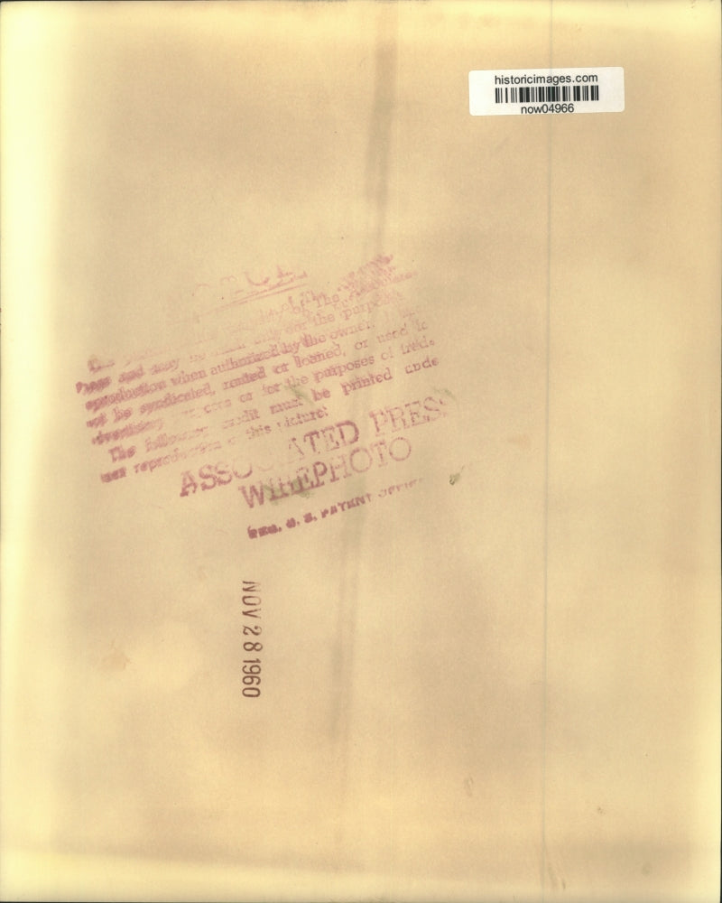 1960 Press Photo Ruby Gorman hides face as FBI escort her to San Diego jail