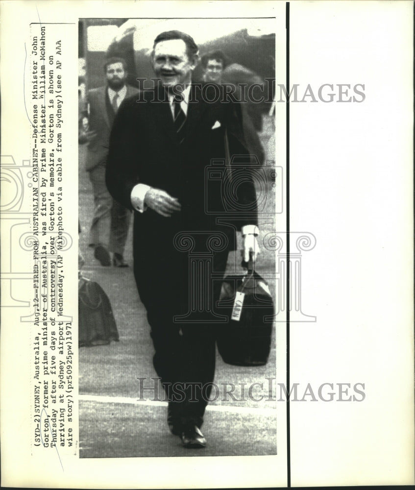 1971 Press Photo Australia's Defense Minister Gorton shown at Sydney airport