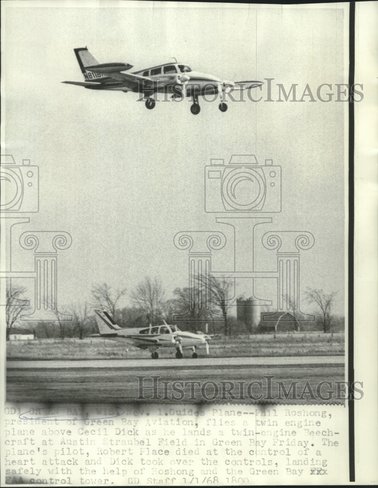1968 Press Photo Passenger lands plane with help of Green Bay&#39;s Phil Roshong
