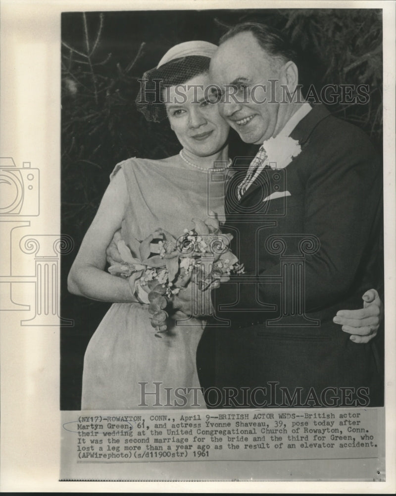 1961 Press Photo British Martyn Green & actress Yvonne Shaveau pose at wedding