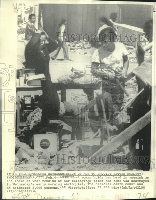 1976 Press Photo Guatemalan Indian woman devastated by earthquake damage