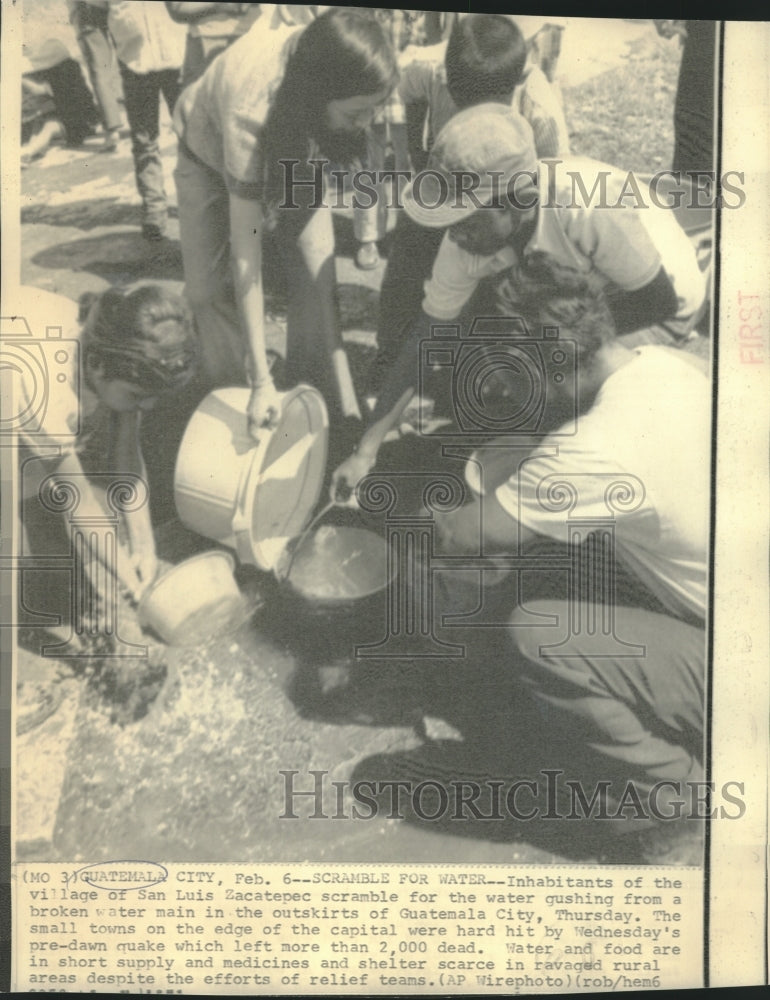 1976 Press Photo San Luis Zacatepec residents scramble for water - now05029