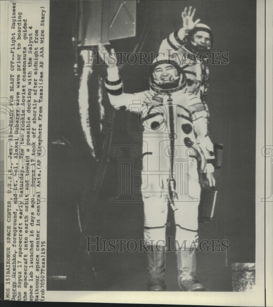 1975 Press Photo Cosmonauts Grechko and Gubarev wave as boarding Soyuz 17