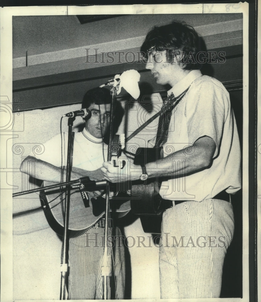 1989 Press Photo Reverend John Guest dazzles the crowd with throbbing rock music
