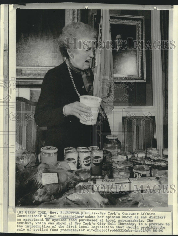 Load image into Gallery viewer, 1974 Press Photo Elinor Guggenheimer, NY's Consumer Affairs shows spoiled food
