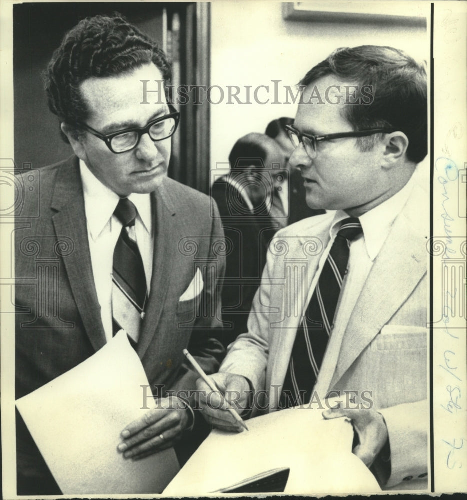 1972 Press Photo Attorney Gen. William Guste &amp; Prof. Lovett discuss Senate bill.