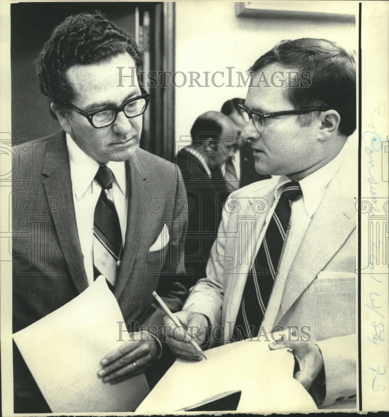 Load image into Gallery viewer, 1972 Press Photo Attorney Gen. William Guste &amp; Prof. Lovett discuss Senate bill.
