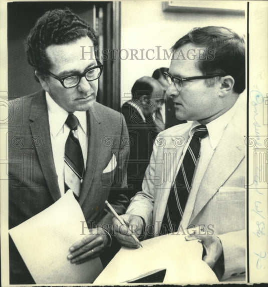 1972 Press Photo Attorney Gen. William Guste & Prof. Lovett discuss Senate bill.