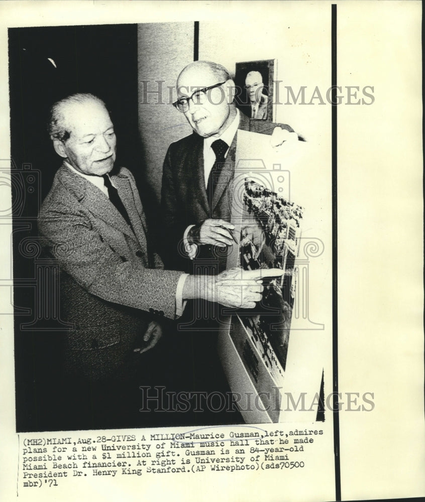 1971 Press Photo Maurice Gusman & Dr. Stanford view University's music hall plan