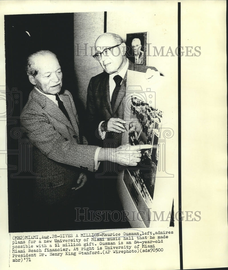 Load image into Gallery viewer, 1971 Press Photo Maurice Gusman &amp; Dr. Stanford view University's music hall plan
