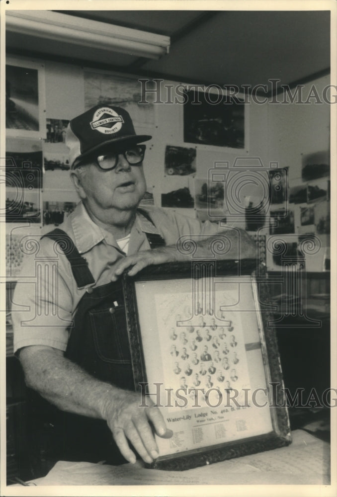 1988 Press Photo Bruce Gurner, curator of his railroad memorabilia, with display