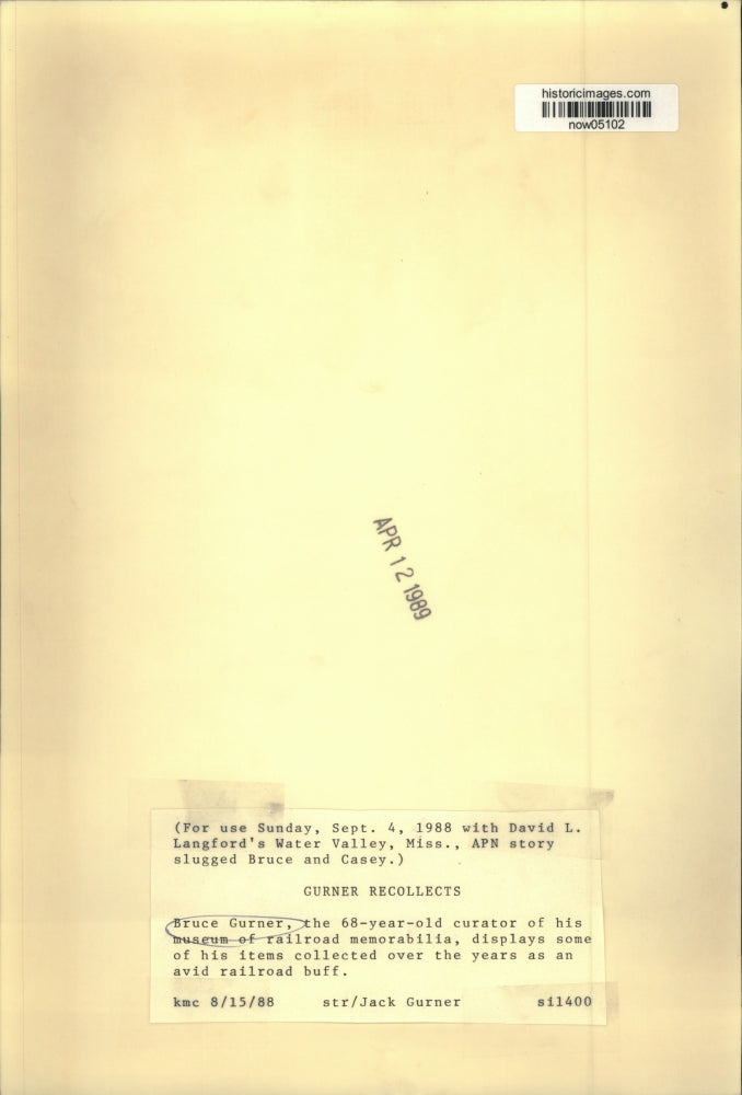 1988 Press Photo Bruce Gurner, curator of his railroad memorabilia, with display