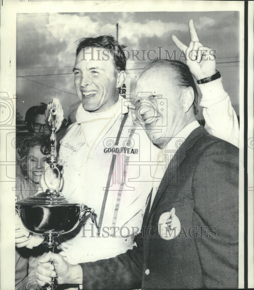 1968 Press Photo Dan Gurney, with another, holds up victory sign. - now05107- Historic Images