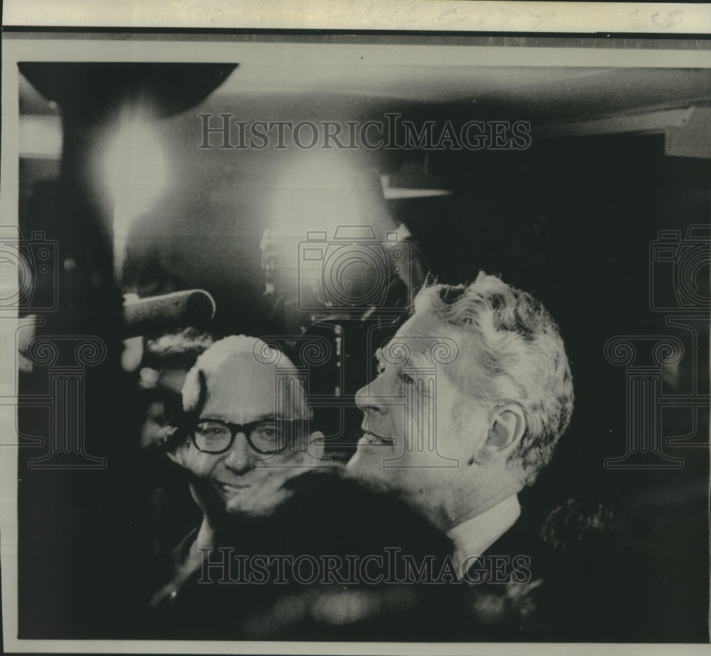 1975 Press Photo Former Senator Gurney awaits elevator in courthouse basement.