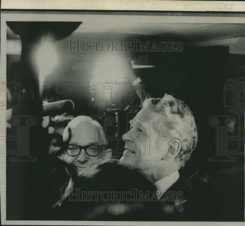 Load image into Gallery viewer, 1975 Press Photo Former Senator Gurney awaits elevator in courthouse basement.
