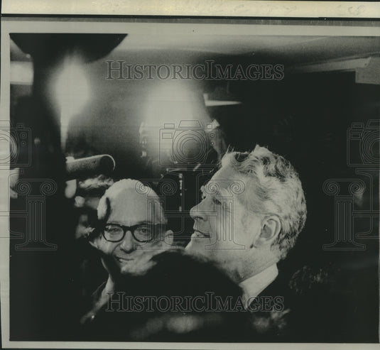 1975 Press Photo Former Senator Gurney awaits elevator in courthouse basement.