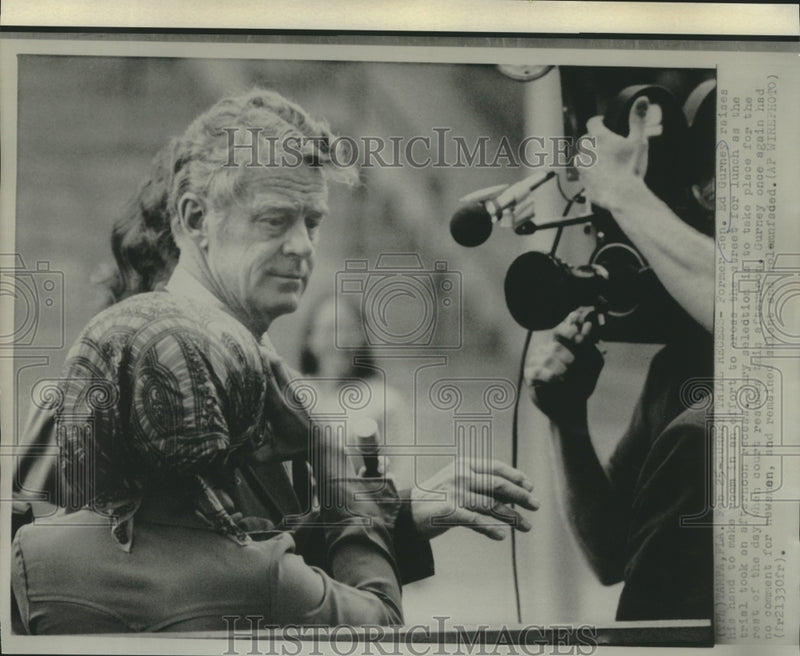 Load image into Gallery viewer, 1975 Press Photo Former Senator Gurney has no comment for newsmen - now05137
