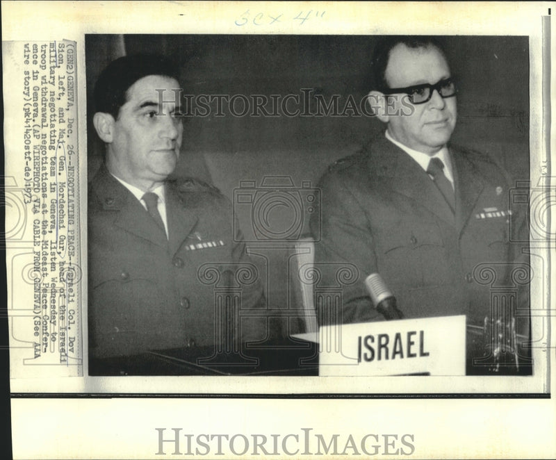 Load image into Gallery viewer, 1973 Press Photo Israeli Col. Sion &amp; Maj. Gen. Gur listen to Geneva Peace talks
