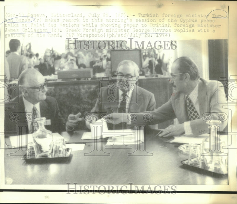 Load image into Gallery viewer, 1974 Press Photo Turkish Foreign Minister Gunes with others at Cyprus peace talk
