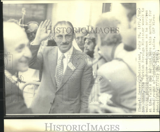 1974 Press Photo Turkish Foreign Minister Gunes waves to photographers & press