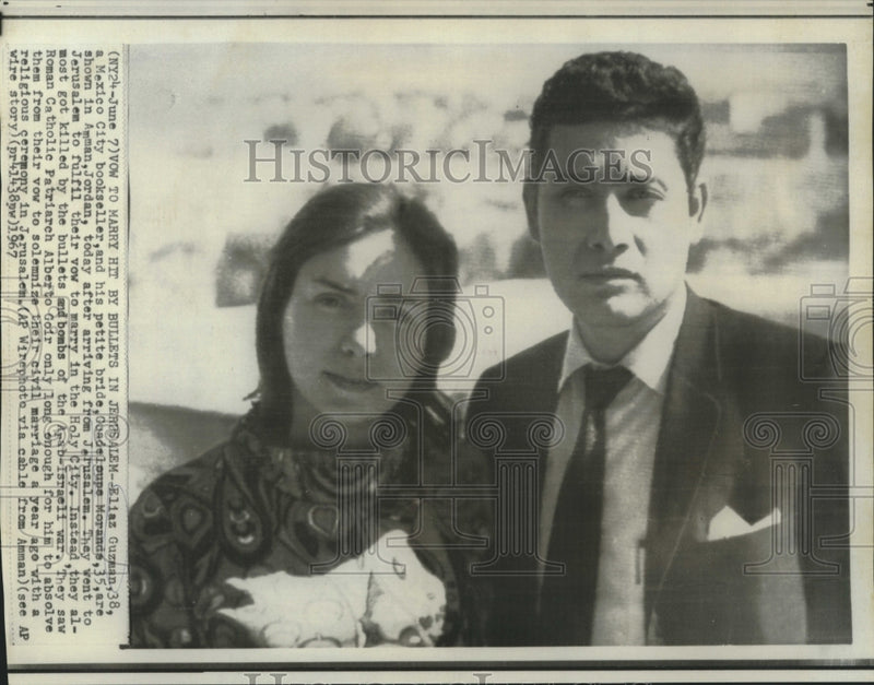 Load image into Gallery viewer, 1967 Press Photo Eliaz Guzman &amp; bride in Jerusalem during Arab-Israeli war.
