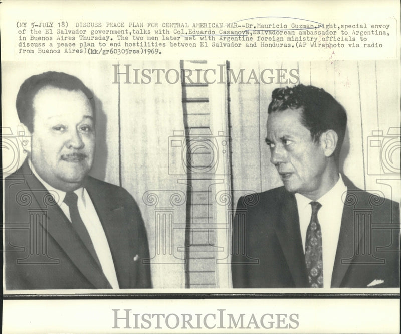 Load image into Gallery viewer, 1969 Press Photo Dr. Mauricio Guzman &amp; Col. Casanova met in Buenos Aires
