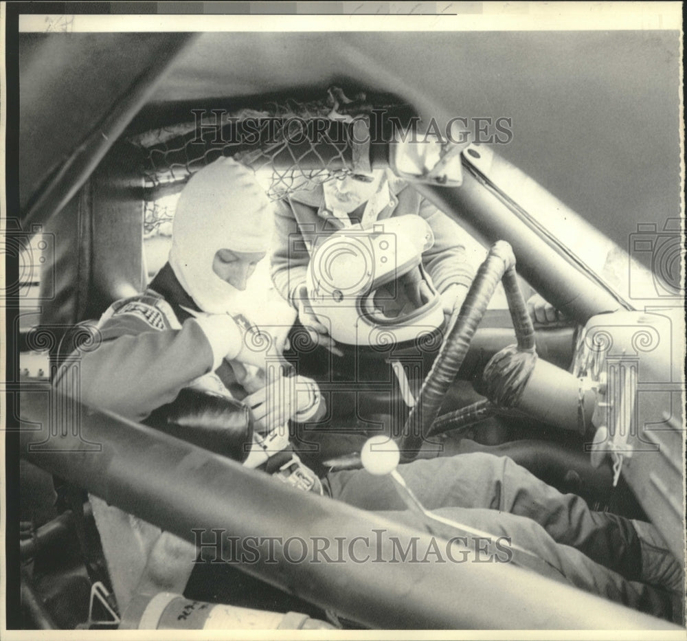 1976 Press Photo Janet Guthrie, woman race car driver. - now05177